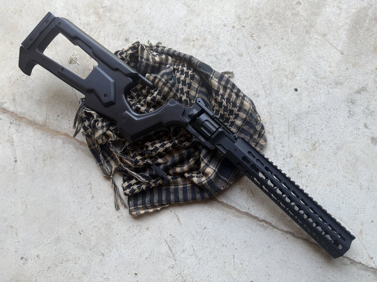 UMAREX Co2 リボルバー用ウッドストック製作をさせて頂きました！こちらは全体にパテ処理をしてブラック塗装をさせて頂きました。