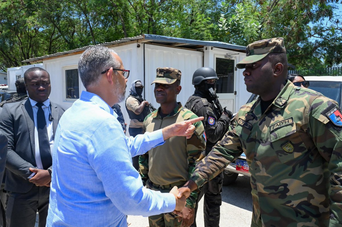 En visite à la base des FAd’H à Clercine, le PM Alix Didier Fils-Aimé réaffirme son engagement à moderniser l’armée haïtienne. 150 recrues seront formées au Mexique, 250 autres rejoignent bientôt le camp. Objectif : renforcer la sécurité et la stabilité nationale.