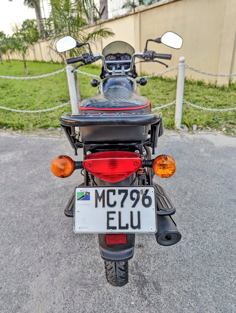 Eng_Matarra's tweet image. PIKIPIKI INAUZWA 

AINA - BOXER HD 🔥🔥🔥

REG: #ELU

◾️CC. 125
◾️GEAR TANO 
◾️STARTER JINO MOJA
◾️ENGINE HAIJAGUSWA
◾️FULL DOCUMENTS 

BEI - MILIONI 1.8 (Maongezi)

IPO DAR (Mikoani Tunasafirisha)

CALL - 0719542184