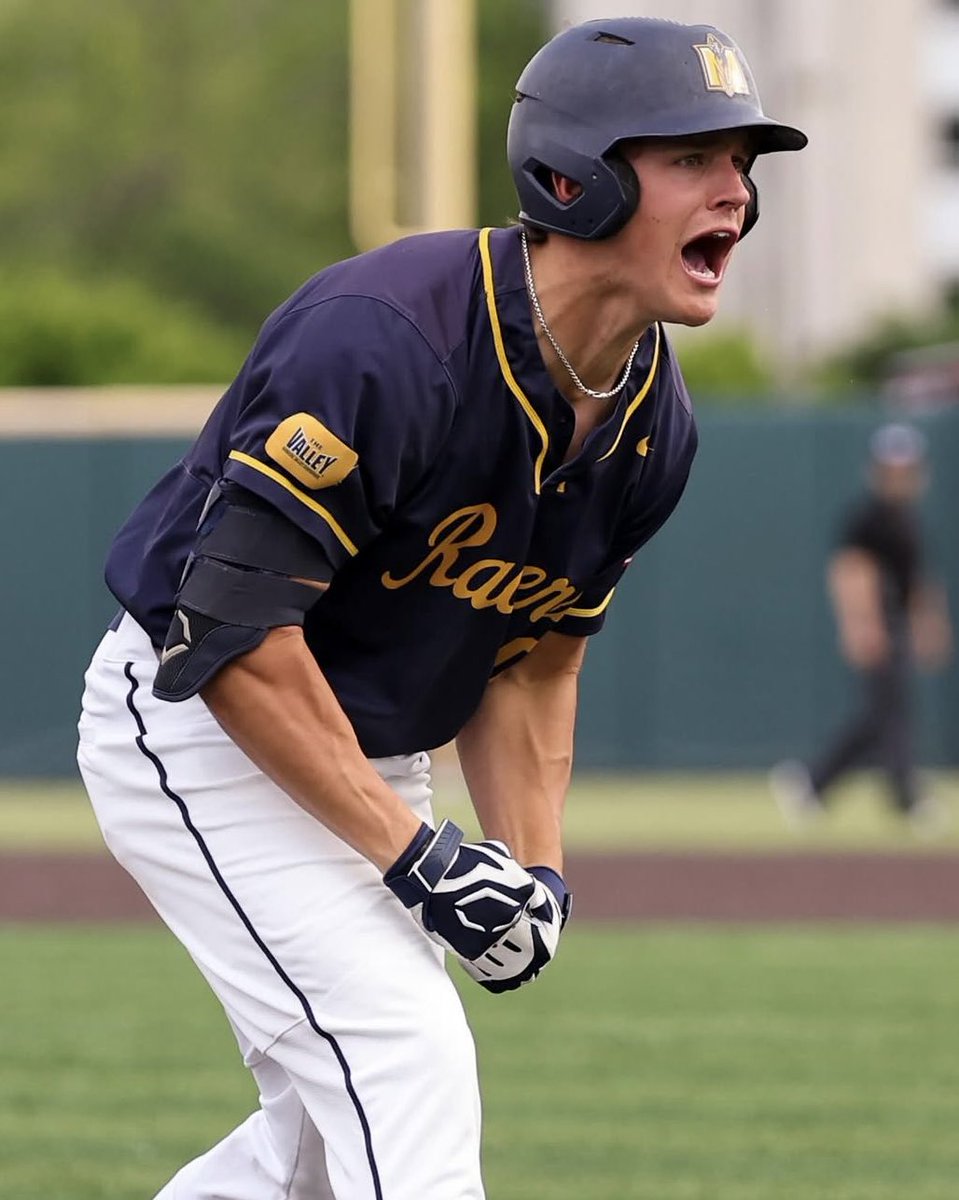 DUSTY DOUBLES 

4 doubles &amp; 3 RBI for Dustin Mercer tonight in Murray State’s 9-6 upset of Ole Miss🔥

12/18 10 RBI last 4 games 

Racers are an absolute blast to watch 🐎 

don’t stop now, WIN OXFORD‼️