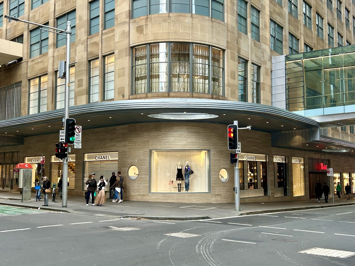 TheSydneyBlog's tweet image. SYDNEY | After almost five years of construction, the mixed-use development at 111-121 Castlereagh St has almost reached completion. Chanel, the anchor tenant, is now open in the old David Jones men’s store (which first opened in 1938).