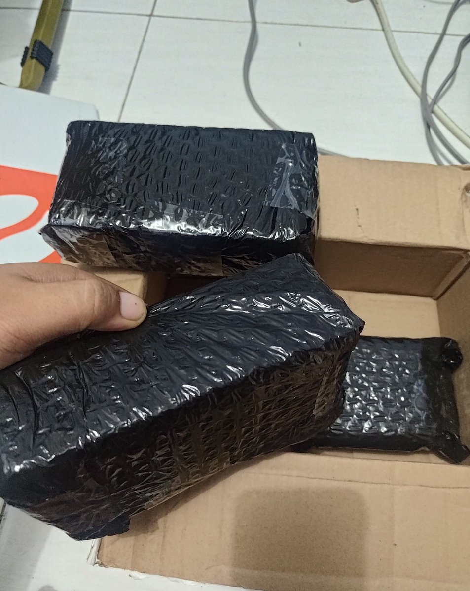 Karena satu dan lain hal gw gagal ke CF 20.. 😭 Padahal mesti nyetok parfum (2 botol gak cukup).
Mau nitip ke temen gak ada yg bisa, lalu disaranin minta tolong jastip kak <a href="/Syelathan/">sheila 🌸 JASTIP OPEN!! CF21</a>.
Niat betul ya allah... Di repack lagi sama orangnya biar aman dikirim ke kita. Joss lah pokoknya