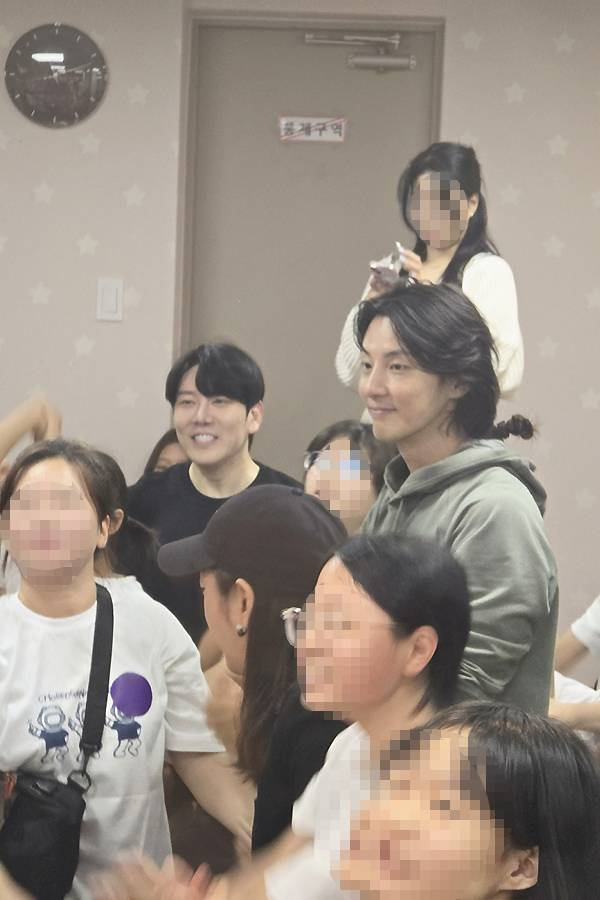 tang__kira's tweet photo. Kisah penyanyi DK (December), aktor Yoon Siyoon, dan petarung MMA Myung Hyunman di Hari Anak terungkap.

Ketiganya merupakan anggota dari organisasi relawan N.T.S (New Thing Search), yang berfokus pada “mencari kegiatan baru dan bermakna.” 

Pada 10 Mei lalu, mereka mengunjungi panti asuhan Seondeokwon yang berlokasi di Distrik Jongno, Seoul, dan menghabiskan waktu menyenangkan bersama anak-anak di sana.