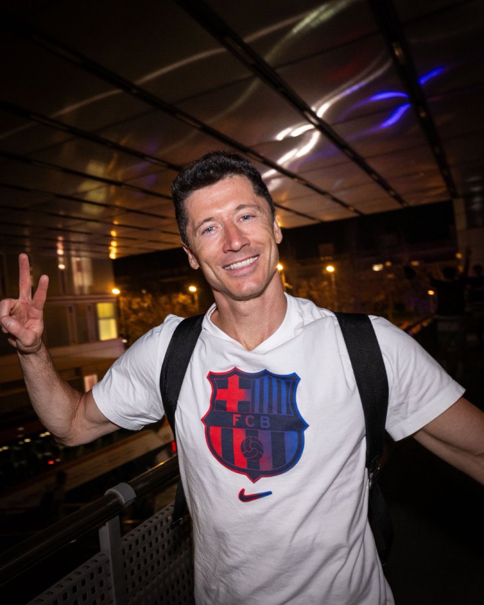 FCBarcelona's tweet photo. Peace out ✌️ https://t.co/cyu0WfQhnR