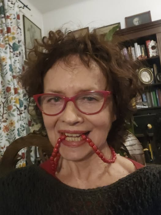 To jest Joanna Szczepkowska.
To ona jest autorką słynnego zdania wypowiedzianego w głównym wydaniu Dziennika Telewizyjnego.
Proszę Państwa, 4 czerwca 1989 roku skończył się w Polsce komunizm.