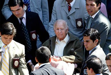 Cuando ni pacos ni  PDI daban con el paradero de Paul Schafer la periodista Carola Fuentes se infiltró 1 año en un campo de Buenos Aires para seguir sus pasos y arriesgando la vida lo pilló 

Hoy los periodistas andan weviando con esos mismos pacos sacando partes

Tomás Cancino