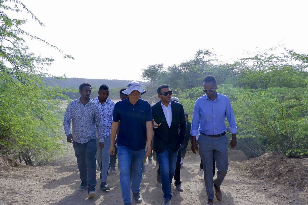 በሱማሌ ክልል  ሲቲ ዞን ሺኒሌ ወረዳ በባቡር መስመር  አካባቢ ለሚኖሩ ወጣቶች የስራ እድል የሚፈጥርና ማህበረሰቡን ተጠቃሚ የሚደርግ የግንባታ ግብዓቶች ማምረቻ ቦታ መረጣን ለማከናወን ከአስተዳደሩና ከአከባቢዉ ማህበረሰብ ጋር መግባባት ላይ