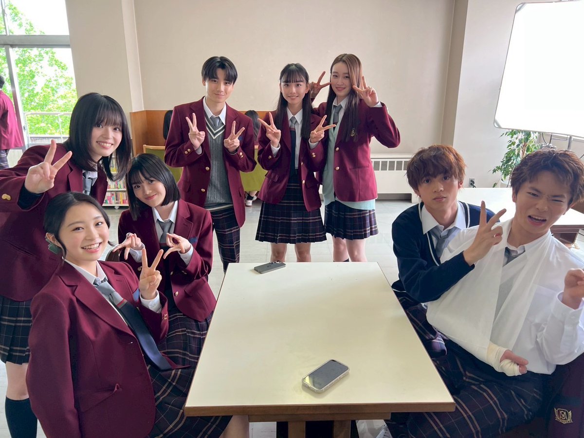 ／
🏫なんで私が #神説教🗯️
放送まであと3️⃣時間‼️
＼

教室の前で集まるみんな‼️
いつもとちょっと違う…？
なんで、塁ケガしてるのー⁉️

どんなシーンか注目です👀✨

放送中は『#神説教 』💌

TVerでもリアルタイム配信します👊🏻
bit.ly/kamisekkyo_ntv…

#広瀬アリス
#今夜9時