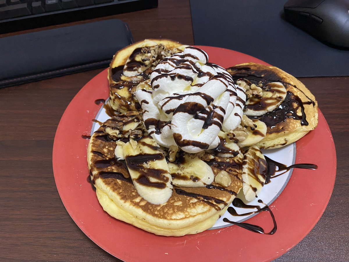 バナナとくるみのホットケーキ

生クリームとチョコソースぶち込んどいた

絞り袋は見つけたけど、口金なくて雑な絞り方になっちゃった...