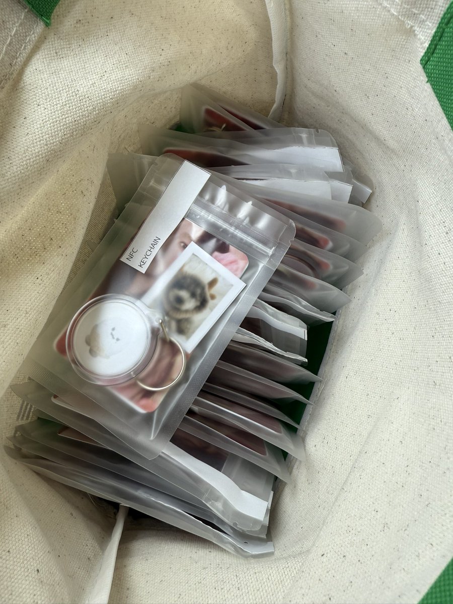 indepthstation's tweet photo. มี give away พวงกุญแจNFC มาแจกค่า สุ่มเพล��แทยอนนะคะ มีโฟโต้การ์ดแทยอนกับรูปเจโร่เล็กๆแถมไปด้วย ช่วยมารับกันทีค่ะ กลัวไม่หมด เอาไปฝากเพื่อนๆเพิ่มได้นะคะ 😂 สถานที่กับเวลาเดี๋ยวถึงอิมแพคแล้วจะอัพเดตอีกทีค่ะ #giveaway #TAEYEON_TheTENSE #TAEYEON_TheTENSE_in_BANGKOK https://t.co/0BK4MfKiir