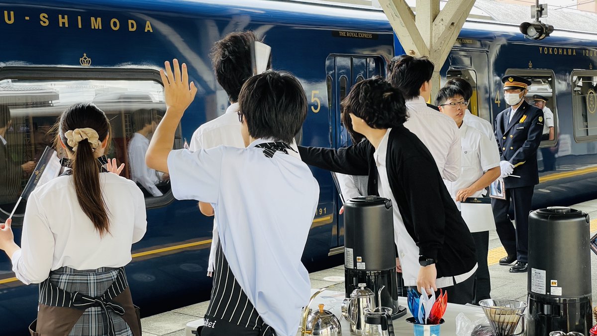 🚆本日も「THE ROYAL EXPRESS 静岡・富士クルーズトレイン」が沼津駅から出発📷
先週の飛龍高校和太鼓部に次いで、本日は誠恵高校さんが誠恵高校焙煎珈琲をホームでご提供。おいしい香りとともにお客様をお見送りしました☕️
詳しい情報は⬇️
🔗numazukanko.jp/news/967
#いいね沼津 #THEROYALEXPRESS