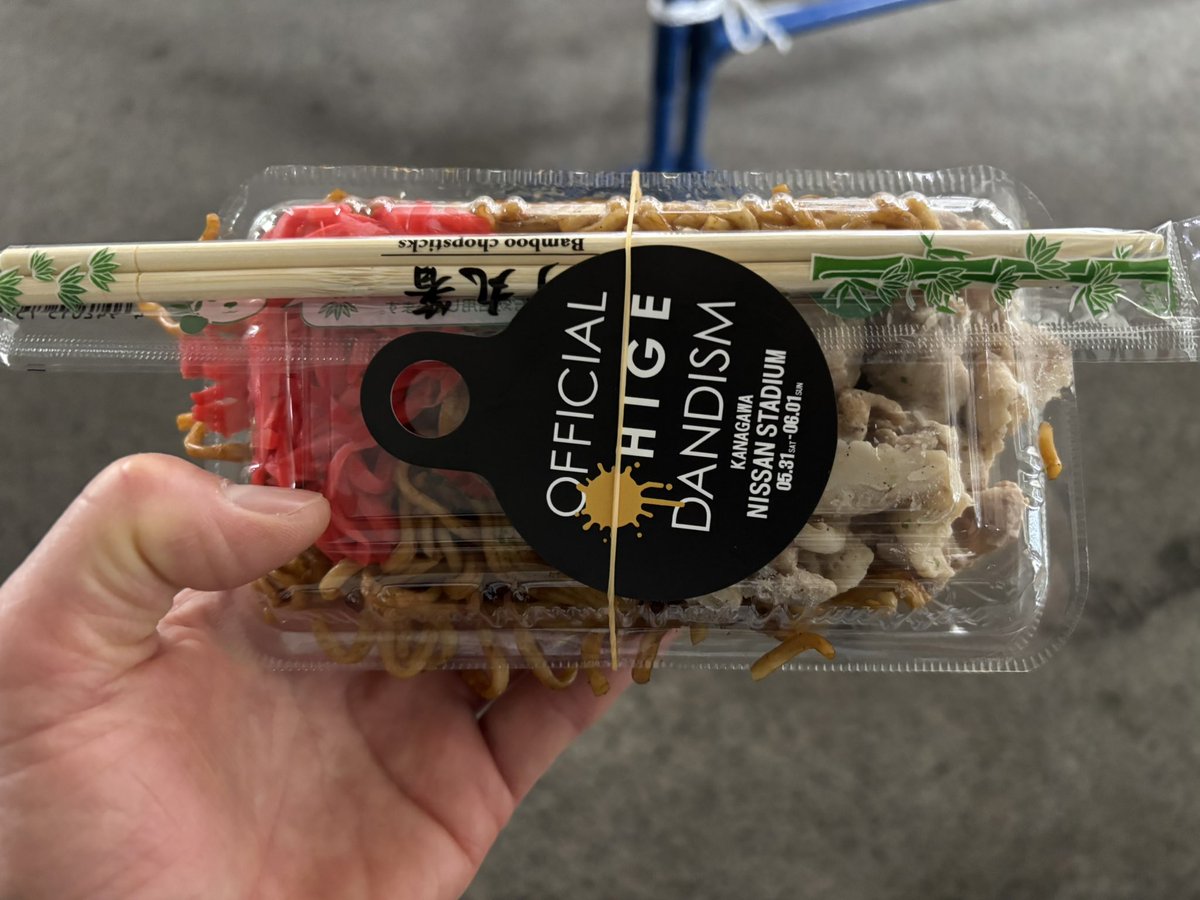2009_tomozou's tweet photo. そして何より腹ごしらえ
焼きそばパン持ってるのに焼きそば買っちゃった😅 https://t.co/jQlM94MS6r