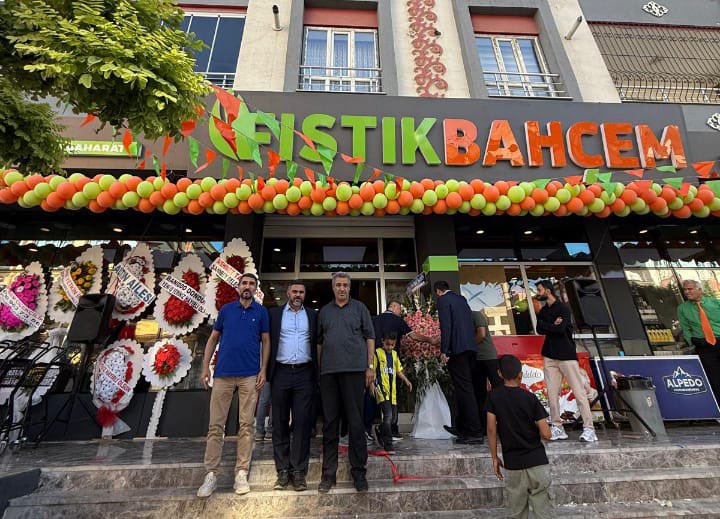 nebikaplann's tweet photo. Gazişehrimizde Gıda Sektörüne Adım atan Göçer ailesinin iş yerinin açılışında bulunduk, Halkımıza ve İşletme Sahibi Göçer ailesine Hayırlı alışverişler diliyorum https://t.co/kJmqX3hA6u