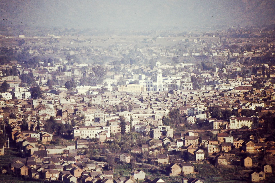 Archive Nepal (@archiveofnepal) on Twitter photo 1970 Kathmandu. View east from Swayambhunath. Tri-Chandra College, clocktower in center.
📸 Ted Tumelaire
Image Courtesy: Nepal Peace Corp Photos via <a href="/archiveofnepal/">Archive Nepal</a>
Explore: archivenepal.org/nepalpeacecorp
#archives #history #archivenepal #nepalihistory #nepal #peacecorpsnepal 1970 Kathmandu. View east from Swayambhunath. Tri-Chandra College, clocktower in center.
📸 Ted Tumelaire
Image Courtesy: Nepal Peace Corp Photos via <a href="/archiveofnepal/">Archive Nepal</a>
Explore: archivenepal.org/nepalpeacecorp
#archives #history #archivenepal #nepalihistory #nepal #peacecorpsnepal