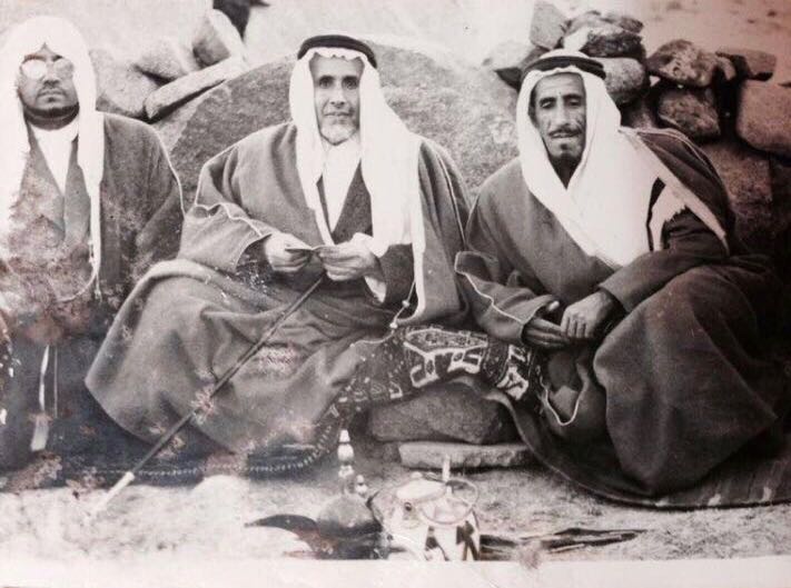 alrougui's tweet image. المسافة من أبها إلى صنعاء على الخیل والرکائب استغرق فيها تركي بن محمد بن تركي الماضي أكثر من ٨٩ ساعة حاملا معه رسائل من الملك عبدالعزيز إلى إمام اليمن  :

٤ ساعات من (أبها) إلى (خميس شهران) على الركايب
ساعتين من (الخميس) إلى بيت ( ابن ريفة ) 
٦ ساعات من (بني ريفة) إلى ( بلاد…