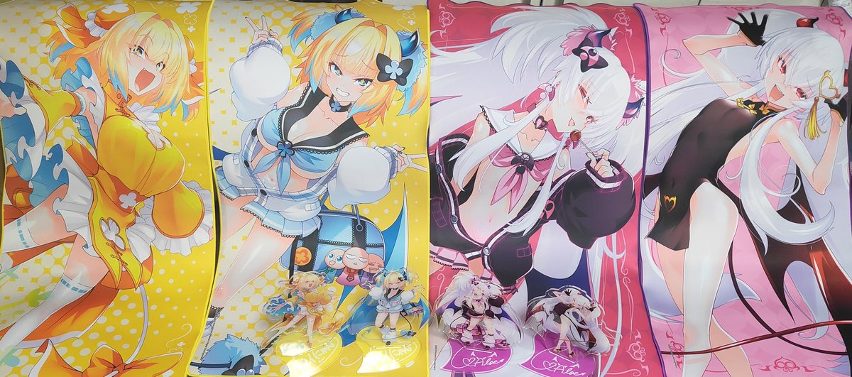 グロアロちゃんとパイにゃんのデスクマットまとめて届いた😆 デカい