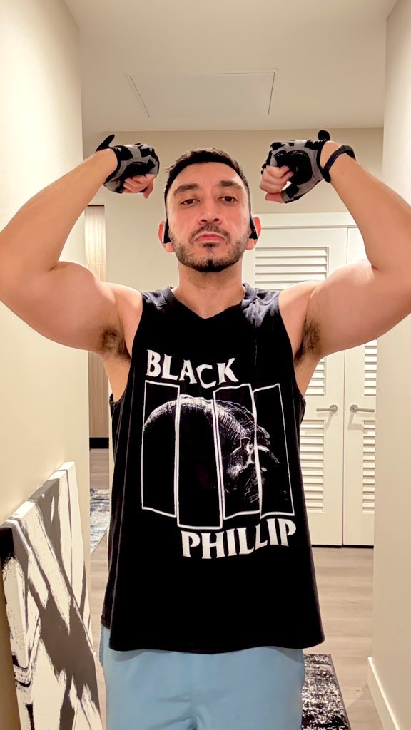 Roboxer85's tweet photo. Today my boyfriend provided me with a shoulder and tricep workout routine with video tutorial included. I felt close to him while being challenged. Also I could hear his voice in my head to fix my posture and dip lower.

#spartanrace #bodyrecomp #15percentbodyfat https://t.co/5egeMtN1AL