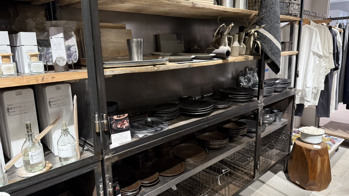 丸ビルの中にある自然いっぱいの素敵なお店ぜひ行ってほしい！”植物と暮らす“がコンセプトで、観葉植物も素敵な鉢植えも、ドライフラワーもフラワーベースも、ちょっとしたインテリアや食器も、見ているだけでときめく可愛いものがたくさん。店内広くて時間がゆったり流れる感じも好み🌲