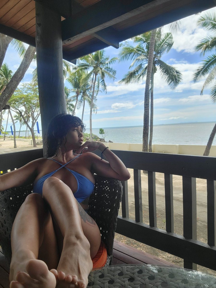 PinkSaltMoon2's tweet image. Take me somewhere sunny 🌞 💙 

Findom worship spoiled