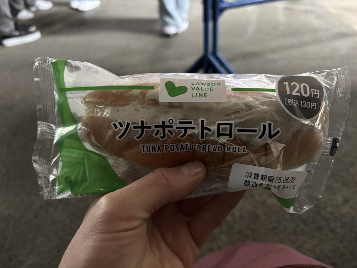 2009_tomozou's tweet photo. 新横浜駅から歩いてくる時はほぼ傘なしで歩いてきたけど、今来た人は傘さしてるからまた降ってきたな

そして持ってきたパン食べる https://t.co/JUQWXf69mM