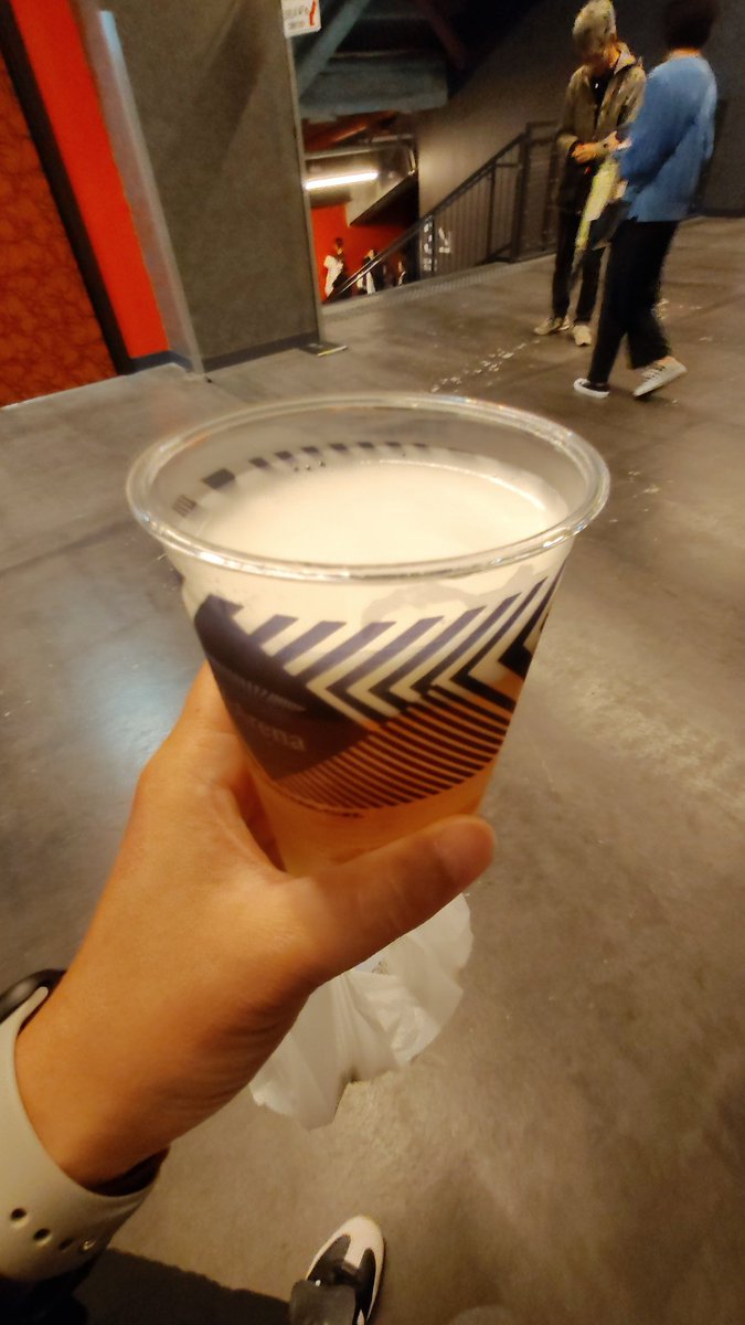 110Tkysh's tweet photo. 外のフードは並びすぎてて買えなくて断念。。とりあえずビールはゲット！
#ナノムゲン https://t.co/6VAtJTecbR