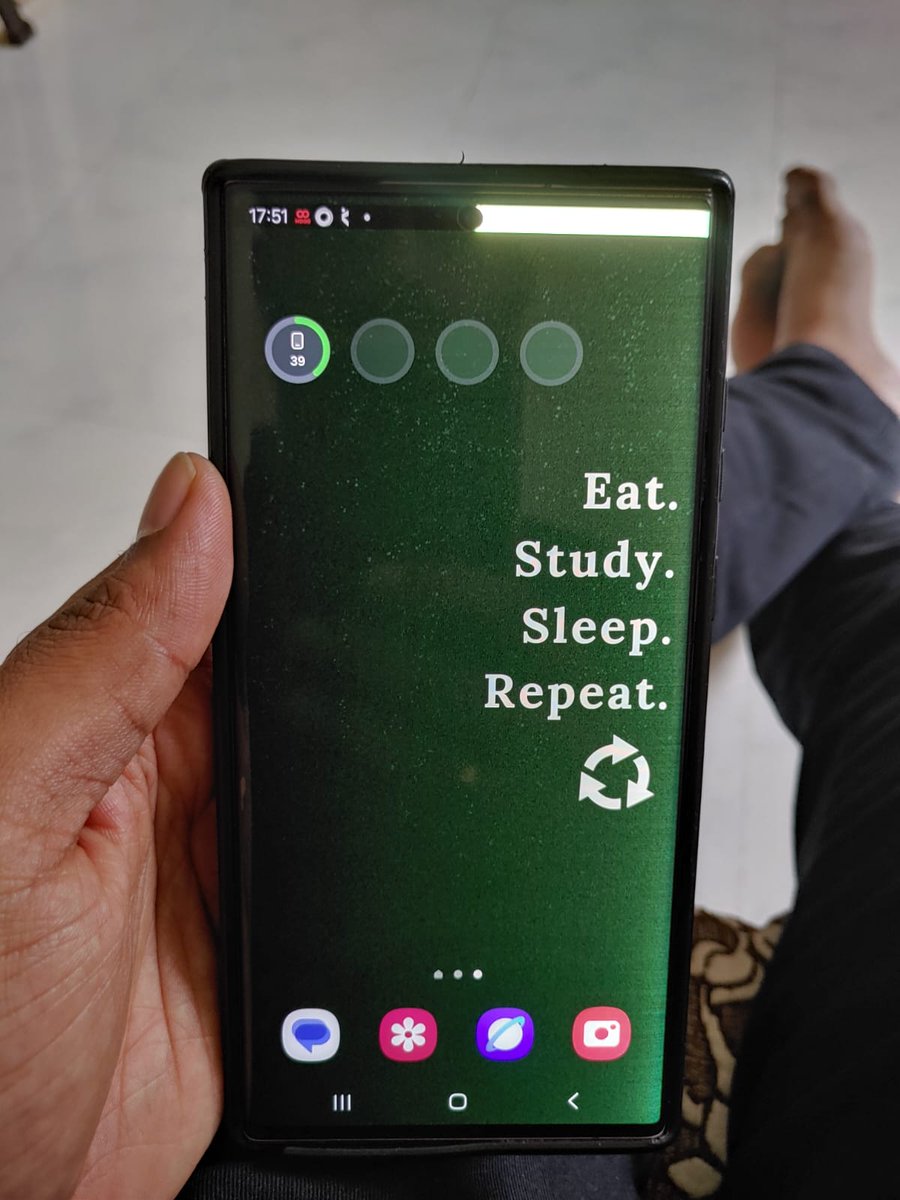 taripohe's tweet photo. The flagship experience from Samsung 🤡

Device was purchased more than 3 years back.

So no screen replacement according to their stupid policy.

Device S22 Ultra

I wouldn't recommend spending more than 1lac rs on their flagships. https://t.co/OmaJl4hIPH