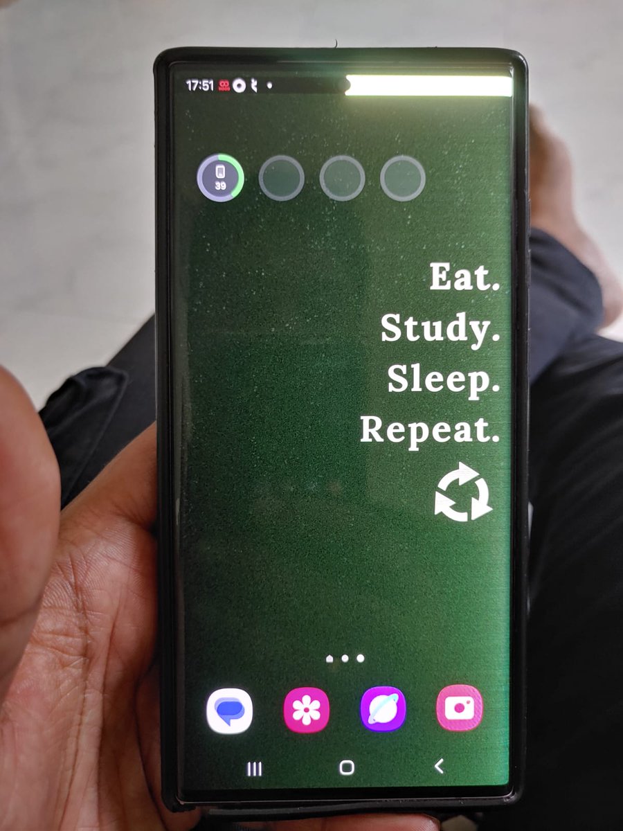 taripohe's tweet photo. The flagship experience from Samsung 🤡

Device was purchased more than 3 years back.

So no screen replacement according to their stupid policy.

Device S22 Ultra

I wouldn't recommend spending more than 1lac rs on their flagships. https://t.co/OmaJl4hIPH