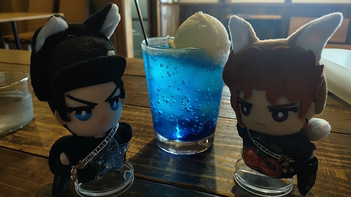 mnmsrba's tweet photo. わんぱくなブルークリームソーダ。夏色だ〜！

⭐️はしがあることに気づかずほーくで食べてたぬ
🍒からあげでやけどしてたぬ

お箸出さないそういう(？)お洒落なお店なのかと思って… https://t.co/IMbthEmthT
