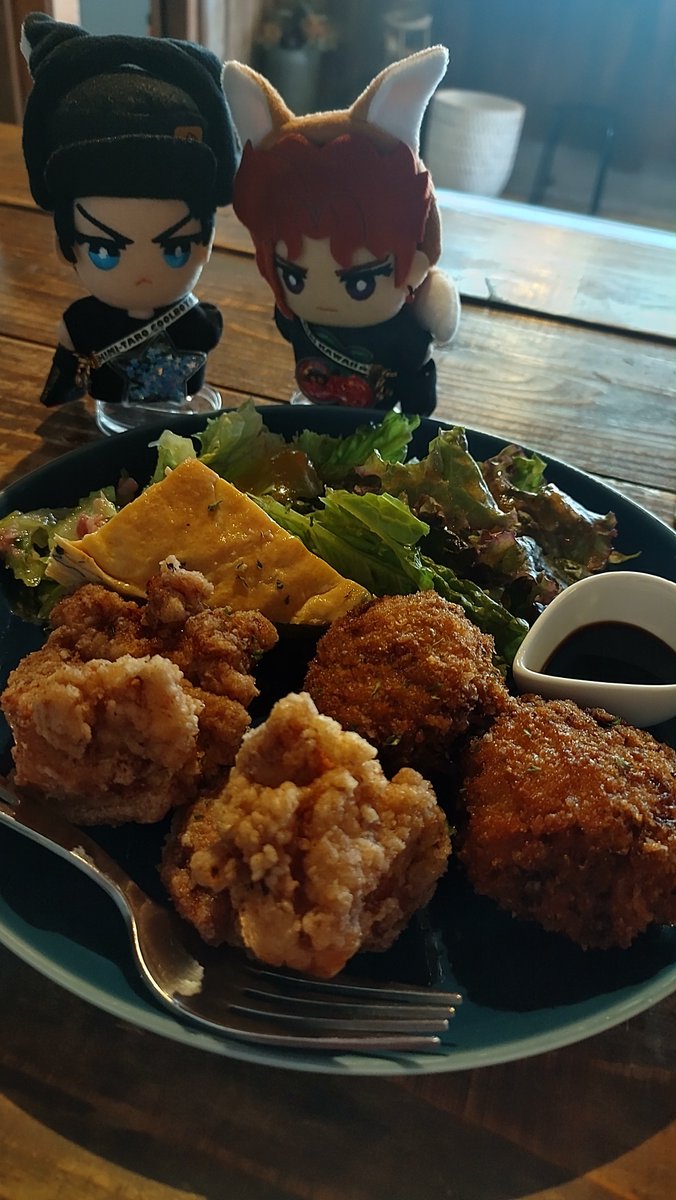 mnmsrba's tweet photo. わんぱくなブルークリームソーダ。夏色だ〜！

⭐️はしがあることに気づかずほーくで食べてたぬ
🍒からあげでやけどしてたぬ

お箸出さないそういう(？)お洒落なお店なのかと思って… https://t.co/IMbthEmthT