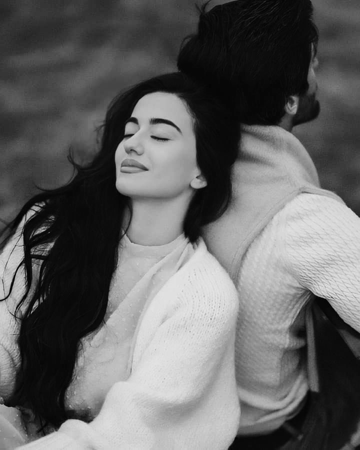 Eres la calma que me habita,
la brisa suave que aquieta mis tormentas,
eternizando cada suspiro,
cada latido.

Y cuando te veo,
mi alma enviciada pide más…
más de ti,
más de mí.

Tú y yo sabemos
lo que es vivir con un suspiro en los labios,
evocando las noches de amor. ✨