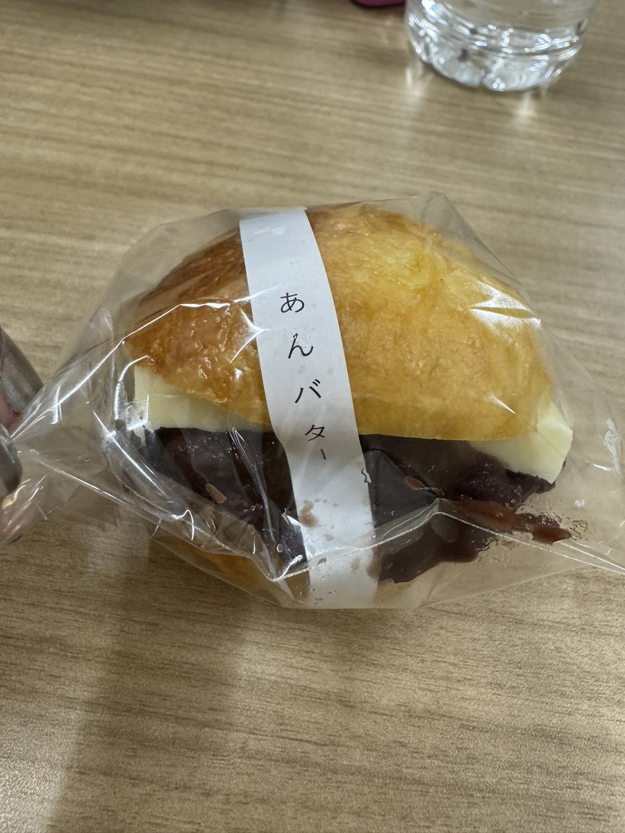 yuip_okazu111's tweet photo. 合間に歩いてあんバター買って帰った！ https://t.co/ShWAAhnHuj