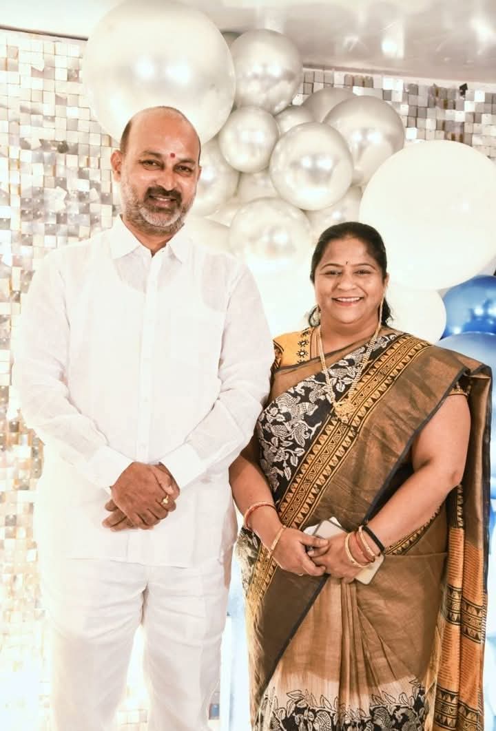 NGR87130001's tweet photo. బండి సంజయ్ అన్న దంపతులకు 
హృదయ పూర్వక వివాహా వార్షికోత్సవ శుభాకాంక్షలు 
@bandisanjay_bjp https://t.co/PaDEi8BMvo