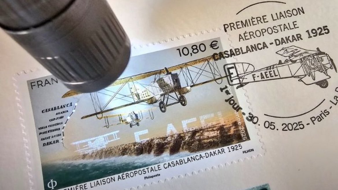[On en parle] 30 mai 2025. Premier Jour du timbre « Poste aérienne » - centenaire de la première liaison aéropostale Casablanca-Dakar.
Innovation : utilisation d’encres de haute sécurité développées par C.S.T - Crime Science Technology sur un timbre-poste imprimé en taille-douce.