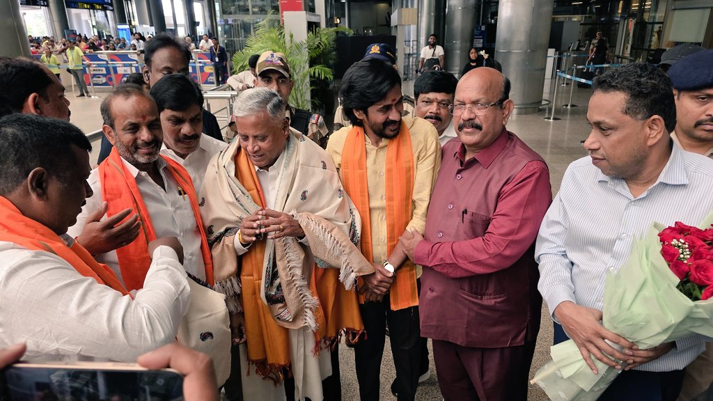 Dr. Umesh G Jadhav (@umeshjadhav_bjp) on Twitter photo ಅಮೃತ್ ಭಾರತ್ ಸ್ಟೇಷನ್ ಯೋಜನೆ #ABSS ಅಡಿಯಲ್ಲಿ ಕಲ್ಬುರ್ಗಿ ರೈಲ್ವೆ ನಿಲ್ದಾಣಗಳ ಕಾಮಗಾರಿ ಪರಿಶೀಲಿಸಲು ಹಾಗೂ ರೈಲ್ವೆ ಕುರಿತು ಸಾರ್ವಜನಿಕರ ಕುಂದುಕೊರತೆಗಳನ್ನು ಪರಿಹರಿಸುವ ನಿಟ್ಟಿನಲ್ಲಿ ನನ್ನ ನೆಚ್ಚಿನ ನಾಯಕರು ಹಾಗೂ ಕೇಂದ್ರದ ರೈಲ್ವೆ ರಾಜ್ಯ ಸಚಿವರಾದ ಶ್ರೀ <a href="/VSOMANNA_BJP/">V. Somanna</a> ರವರನ್ನು <a href="/RGIAHyd/">RGIA Hyderabad</a> ನಿಲ್ದಾಣದಲ್ಲಿ ಸ್ವಾಗತಿಸಲಾಯಿತು. ಅಮೃತ್ ಭಾರತ್ ಸ್ಟೇಷನ್ ಯೋಜನೆ #ABSS ಅಡಿಯಲ್ಲಿ ಕಲ್ಬುರ್ಗಿ ರೈಲ್ವೆ ನಿಲ್ದಾಣಗಳ ಕಾಮಗಾರಿ ಪರಿಶೀಲಿಸಲು ಹಾಗೂ ರೈಲ್ವೆ ಕುರಿತು ಸಾರ್ವಜನಿಕರ ಕುಂದುಕೊರತೆಗಳನ್ನು ಪರಿಹರಿಸುವ ನಿಟ್ಟಿನಲ್ಲಿ ನನ್ನ ನೆಚ್ಚಿನ ನಾಯಕರು ಹಾಗೂ ಕೇಂದ್ರದ ರೈಲ್ವೆ ರಾಜ್ಯ ಸಚಿವರಾದ ಶ್ರೀ <a href="/VSOMANNA_BJP/">V. Somanna</a> ರವರನ್ನು <a href="/RGIAHyd/">RGIA Hyderabad</a> ನಿಲ್ದಾಣದಲ್ಲಿ ಸ್ವಾಗತಿಸಲಾಯಿತು.