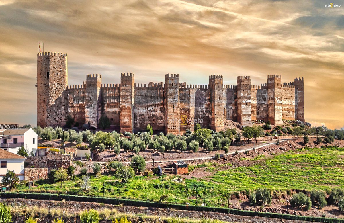 Castillo de Burgalimar, Baños de la Encina (Jaén, #Andalucia). Considerado como uno de los castillos más antiguos de España, la obra fue terminada en el año 968 según la inscripción que se conserva en el Museo Arqueológico Nacional
#FelizSabado #BuenosDias