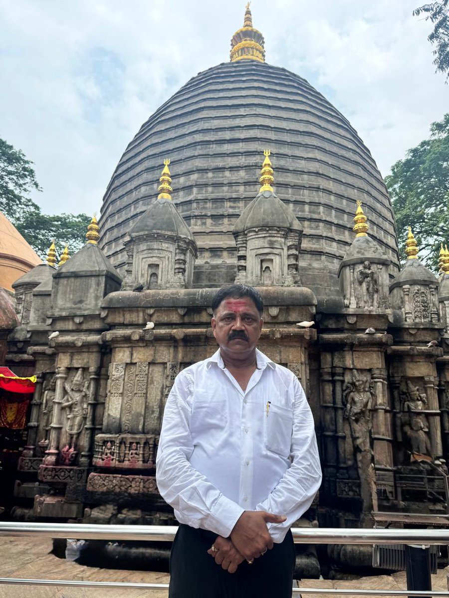 माँ कामाख्या देवी के चरणों में माथा टेक कर समस्त झारखंडवासियों के सुख, शांति और समृद्धि की कामना की। माँ का आशीर्वाद हम सभी पर सदा बना रहे। 

जय माता दी!