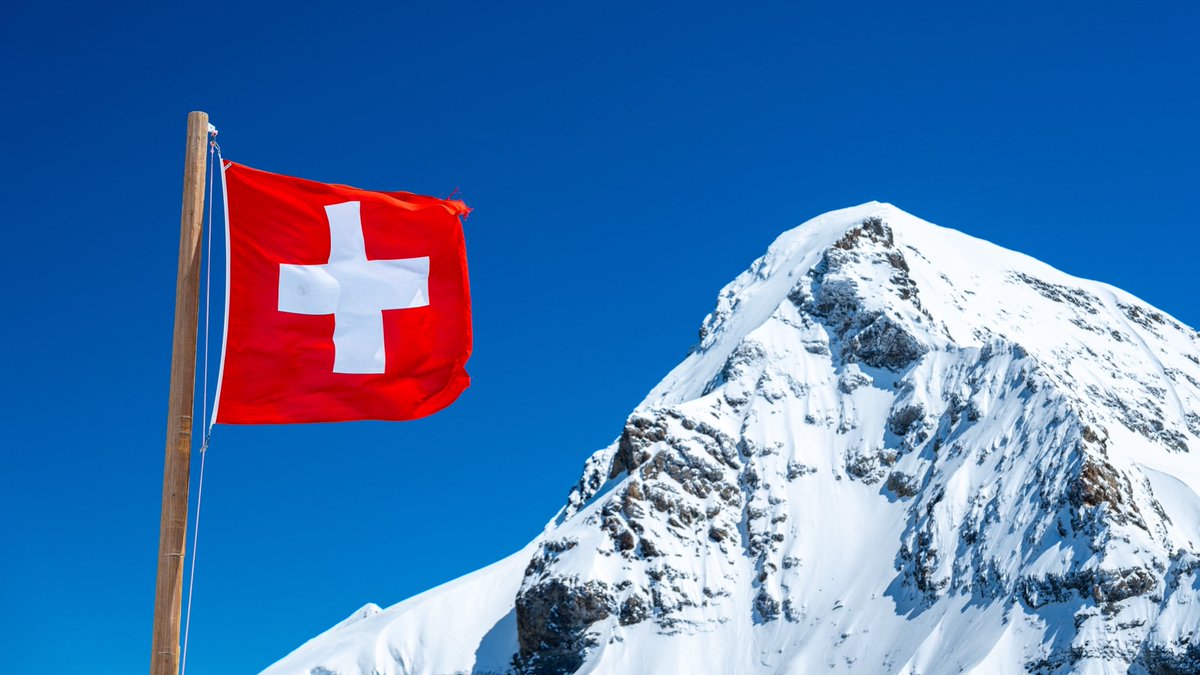 在阿尔卑斯山脉上玩滑翔伞可太帅了
（可惜我不敢😅