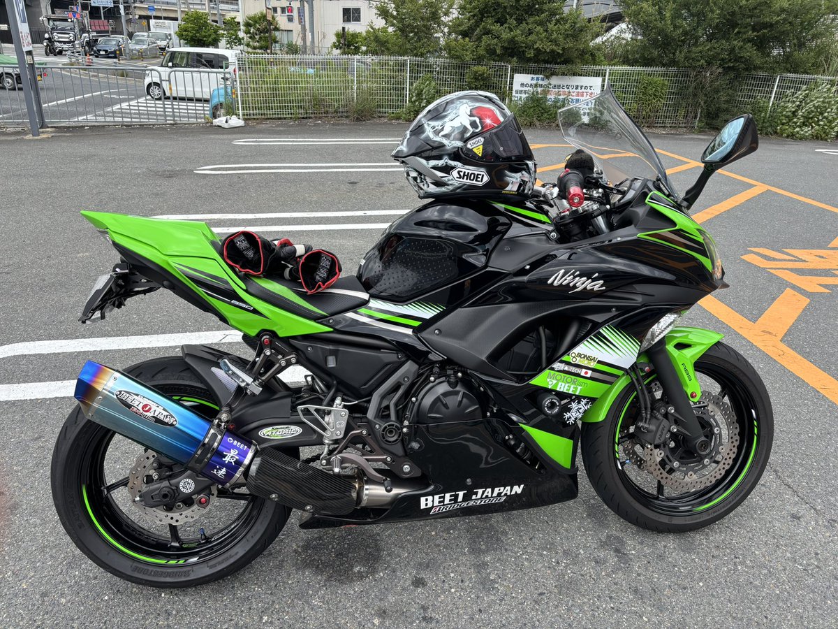 内心ヘルメットのデザイン浮くかなーって思って思ってたけどそんな事は無く(　ﾟдﾟ)

このデザイン、マジでどんなバイクでも行ける気する(　ﾟдﾟ)（アメリカン以外）