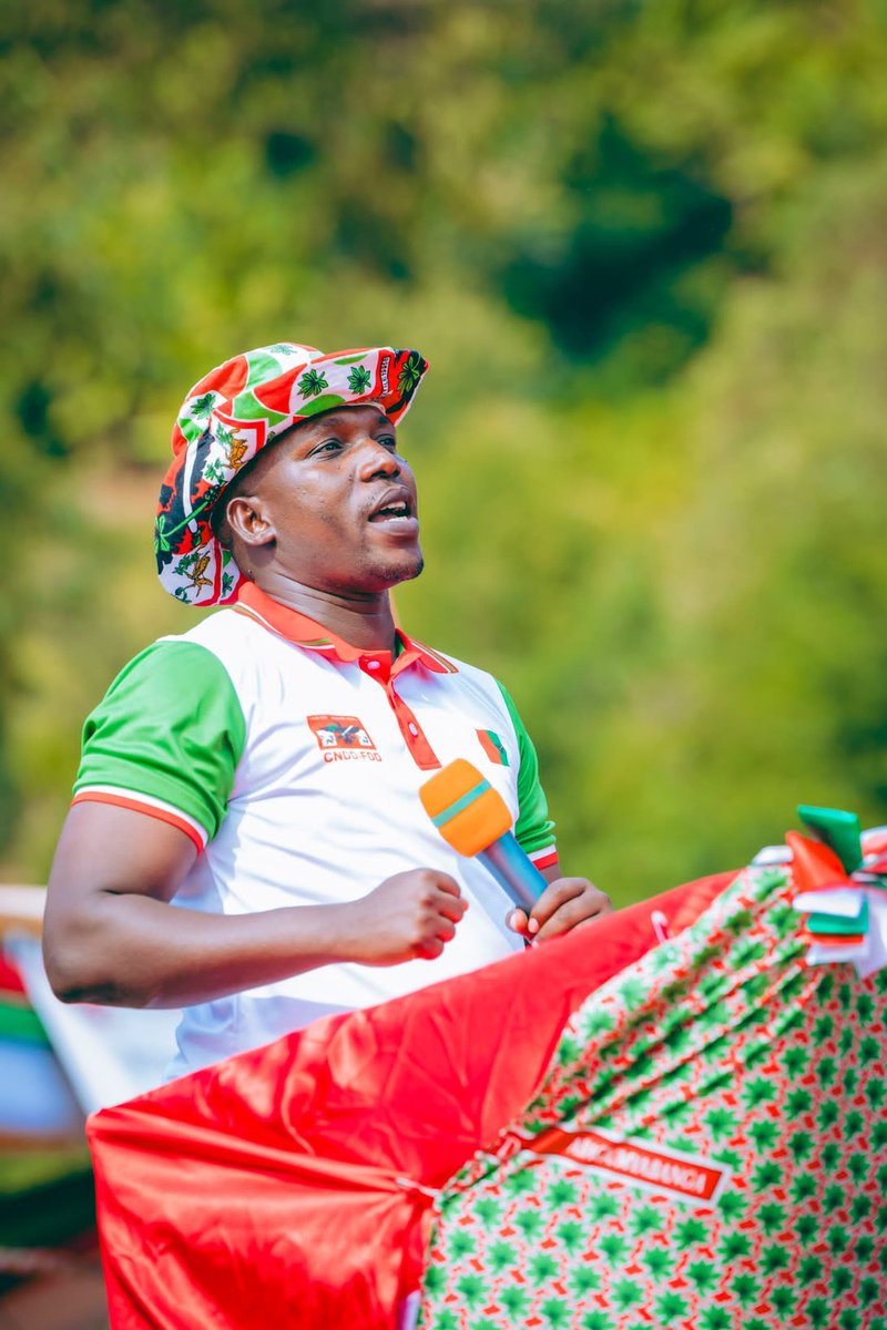 agasumonews's tweet photo. #Burundi:đ€#Ildephonse_NSAVYIMANA Umunyamabanga w'umugambwe #CNDD_FDD muri Komine #Rwibaga agashikiriza ko zone ya #Nyabibondo iri mu ma Zone akora cane kugira ateze imbere igihugu,akamenyesha yuko ariyo zone yashoboye kwiyubakira amazi ya kijambere ata buryo bwa Reta bugiyemwo. https://t.co/wQJW12s68B