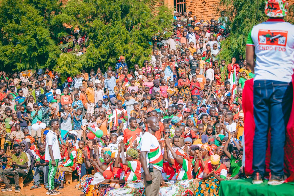 agasumonews's tweet photo. #Burundi:đ€#Ildephonse_NSAVYIMANA Umunyamabanga w'umugambwe #CNDD_FDD muri Komine #Rwibaga agashikiriza ko zone ya #Nyabibondo iri mu ma Zone akora cane kugira ateze imbere igihugu,akamenyesha yuko ariyo zone yashoboye kwiyubakira amazi ya kijambere ata buryo bwa Reta bugiyemwo. https://t.co/wQJW12s68B