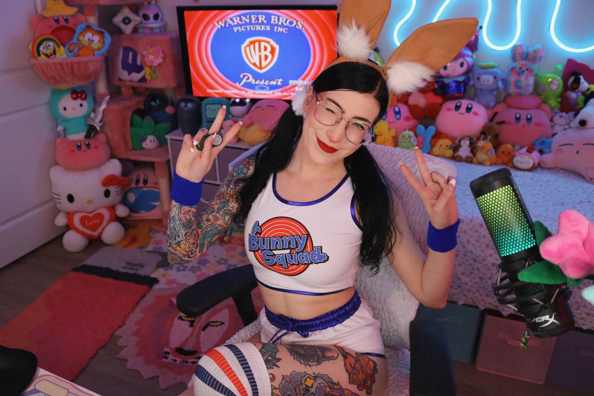 lola bunny spends her friday nights streaming destiny 2 pvp! 

come watch me ball on these h🏀es 
twitch.tv/calamitykait