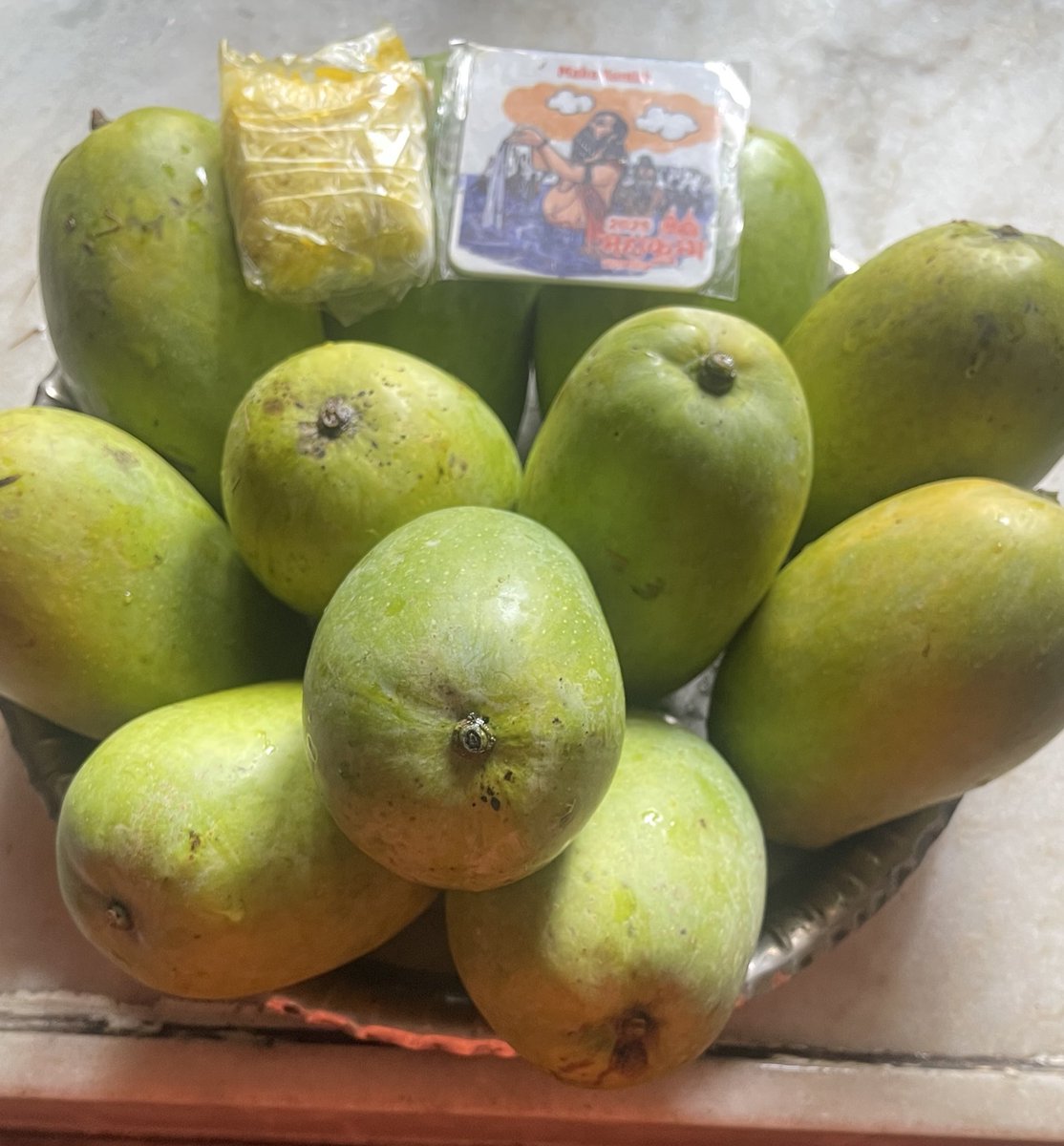 nanditathhakur's tweet photo. Kya mast Gifts mili subah Subah, Mahakumbh ka prasaad, Magnet Sticker aur meri fav Kesar Keri… Thank You @neelang_dave , aayushyaman bhav Bhai… Kumbh ka magnet aur prasaad dekh kar bhav vibhor  ho gai hoon… https://t.co/EVVcvP55Zh