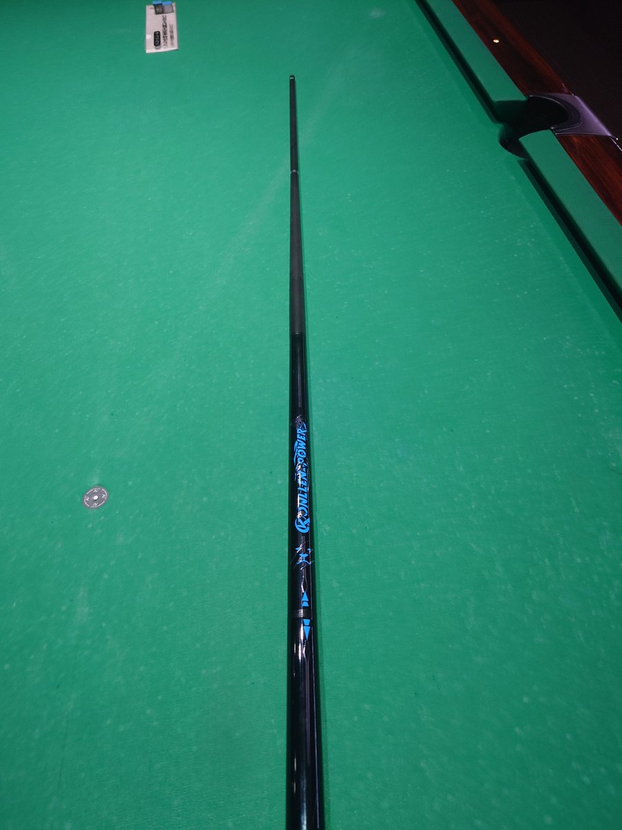 blackflame1101's tweet photo. 分割シャフトの試し撞き❗
カーボンの分割なので撞き心地は硬めかな。
見越しは一般的なノーマルシャフトくらいズレる感じです。
ちょっと使いづらい(^.^;

まあコンセプトは、コンパクトに持ち運べるところなので良しとしますw https://t.co/2AIywsSot0
