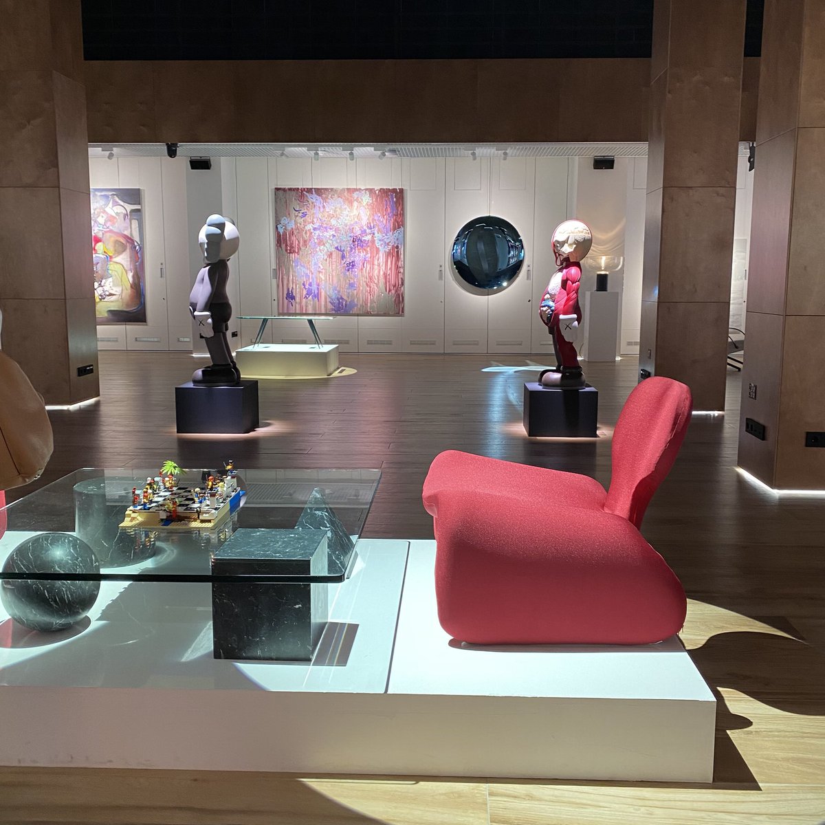 Valdey показывают в инженерном (закрытом еще) корпусе Бахрушинского музея предаукционную вставку актуального арта и модернистских мебелей. Синтезом чего и стали пластиковые скульптурки Брайана Донелли (KAWS), показывающие как сильно Москва соскучилась по интернациональным звездам