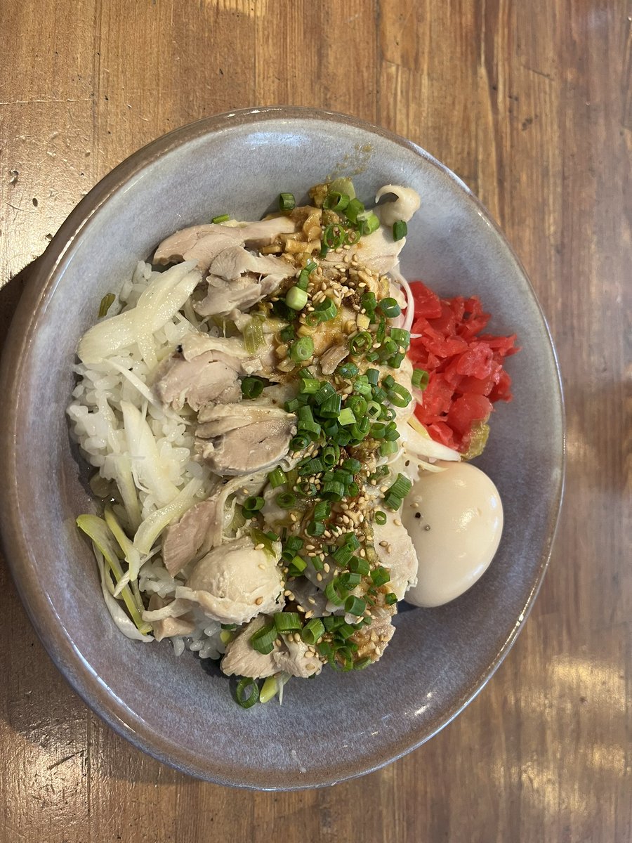 こないだ食べに行ったルーローハンを出してる多国籍料理で頼んだジーローハン
ルーローハンと違ってさっぱりな味付けだけど、食べ応えあって薬味がいいアクセントになっててとても満足