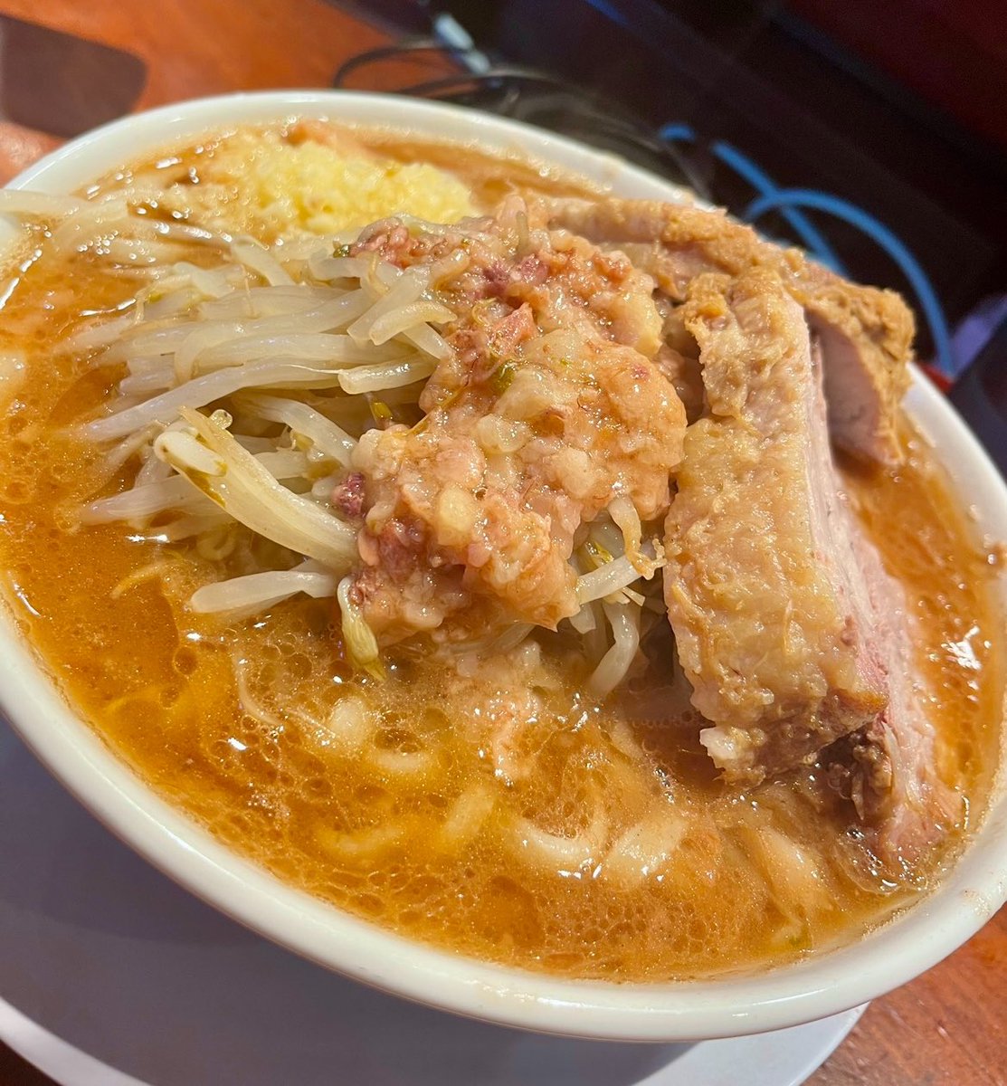 #豚ノヴァ 国分寺本店
ラーメン

ひとくち目から、もう旨いやつ、麺もわしゃわしゃで良い、焼豚もトロトロの絶品、クオリティたかいでぇえ、ジャンキー背徳感、ご馳走様です

#ラーメン #国分寺