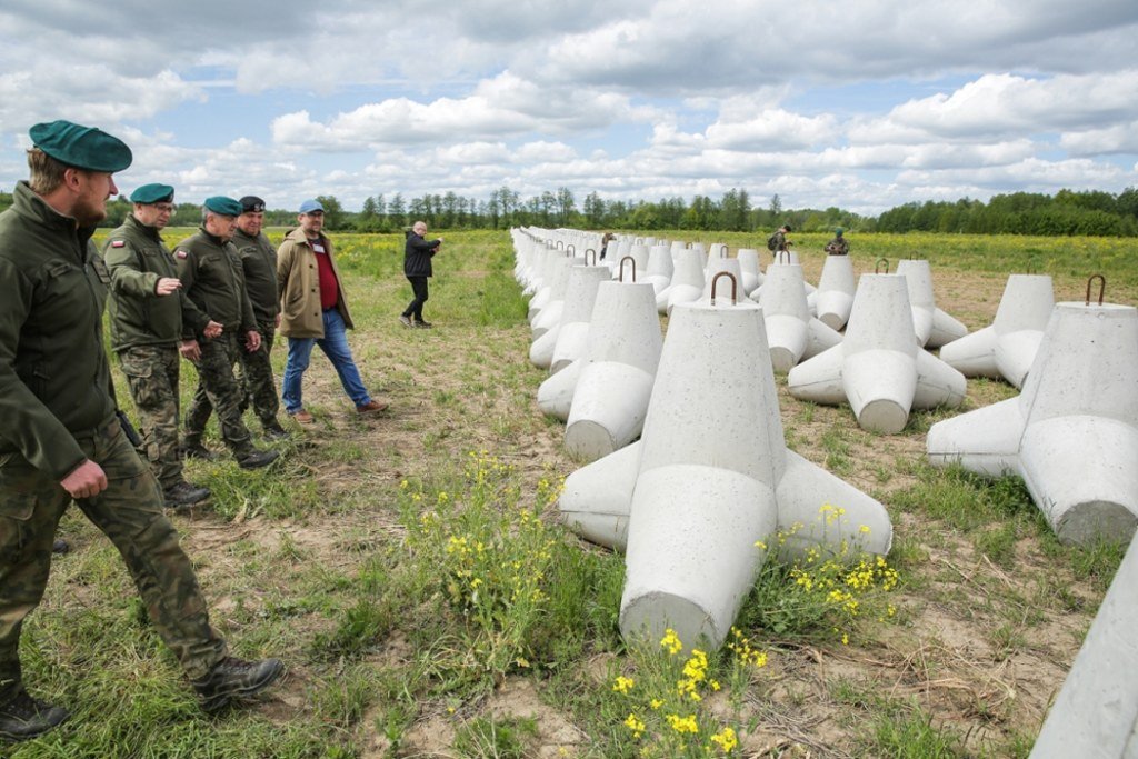 🇵🇱 Poland is building fortifications along its borders with Kaliningrad and Belarus — digging trenches and installing anti-tank obstacles. This is part of East Shield, a national defense initiative launched by the Polish government to fortify its eastern borders.