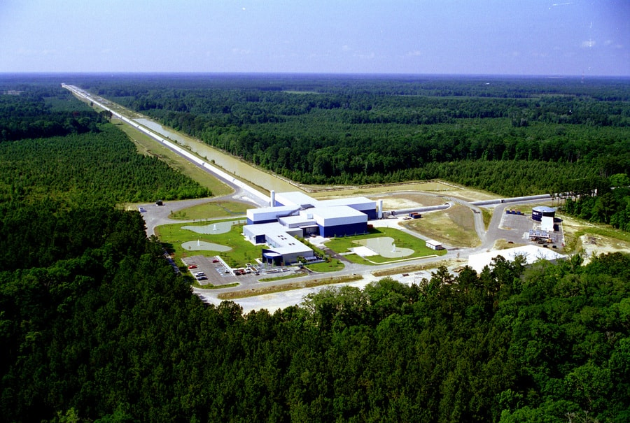 PrimitiveProton's tweet photo. LIGO, the Laser Interferometer Gravitational-Wave Observatory, uses lasers and mirrors in 4 km-long arms to detect these minuscule spacetime ripples. It's like measuring a change smaller than a proton's width.

LIGO began operations in 2002 and underwent a major upgrade between 2010 and 2015, boosting its sensitivity to gravitational waves tenfold. This $221 million enhancement, called Advanced LIGO (aLIGO), now allows scientists to detect gravitational waves from events occurring up to 420 million light-years away from Earth.

Gravitational wave research is just beginning. Scientists aim to detect smaller events like supernovae or even echoes from the Big Bang, unlocking mysteries of our universe's origins.
#LIGO #Interferometer