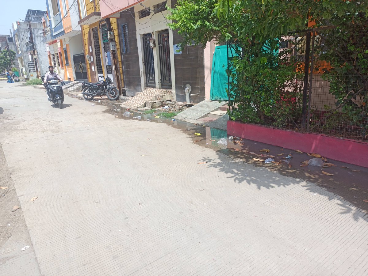 AjayPatidar21's tweet photo. @UjjainSmartCity बैकुंठ धाम मक्सी रोड पावसा में यह नाली पिछले तीन दिन से और फ्लो हो रही है एक बार सफाई करने वाले देखकर चले गए मगर अभी तक सफाई नहीं हुई है सारा पानी रोड पर आ रहा है जिससे बदबू भी आ रही है और बच्चे खेल नहीं पा रहे हैं https://t.co/HXYIA5SAl3