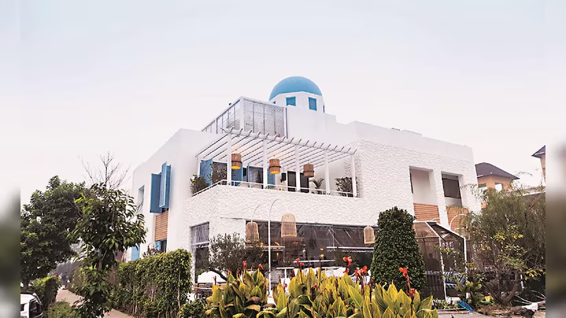bsindia's tweet photo. #Take2WithBS | India’s F&B sector is going beyond metros as rising aspiration, better margins, and lower rents fuel growth in non-metro cities.

From Chandigarh to Indore, brands like IKK Panjab, Farzi Café, and Olive Group are redefining dining with culture, experience, and community.

https://t.co/PJMry0E10f